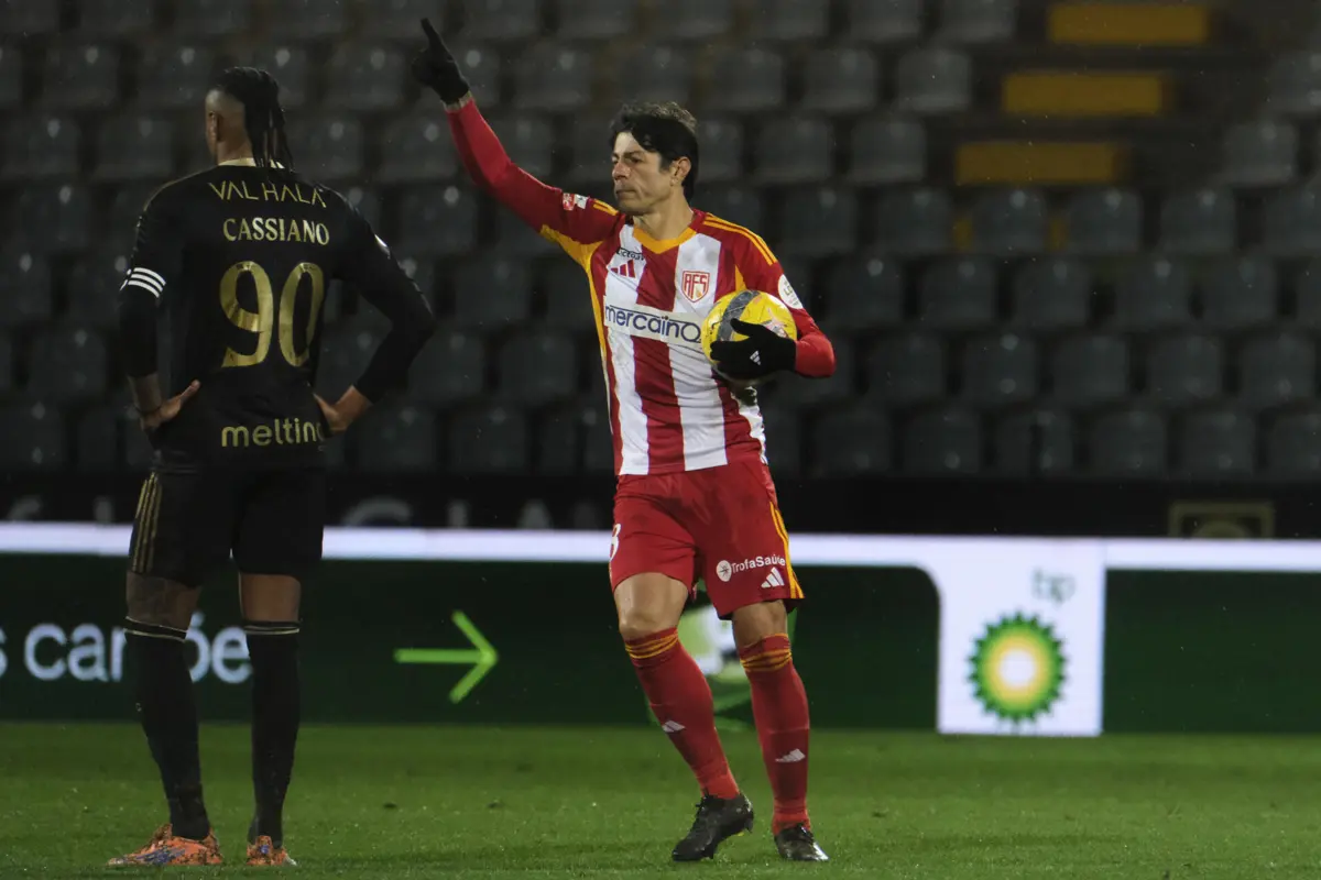 Nenê bisou frente ao Casa Pia