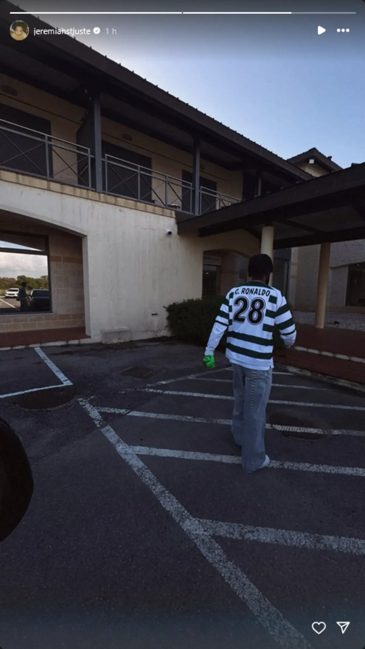 Imagem de contexto do artigo St. Juste foi para estágio com a camisola de Cristiano Ronaldo. Veja as imagens