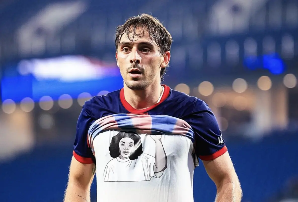 Imagem de contexto do artigo Francisco Geraldes mostra t-shirt de apoio a Cláudia Simões, condenada por morder agente da PSP