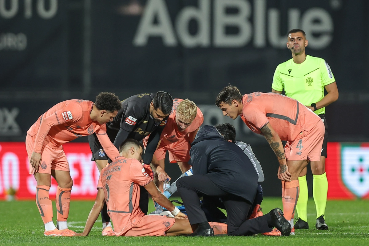 Jan Bednarek saiu lesionado