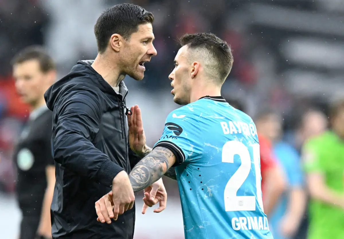 Xabi Alonso e Grimaldo (Créditos: AFP)