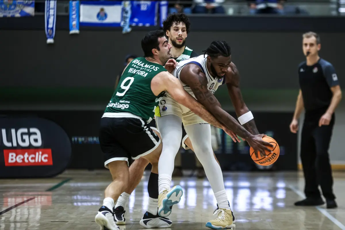 Lisboa,07/02/2026 - Esta tarde a equipa de basquetebol do Sporting Clube de Portugal, recebeu a equipa do FC Porto para a 14.ª jornada da Fase regular da Liga no Pavilhão João Rocha em Lisboa.
Diogo Ventura, Javian Davis
(Mário Vasa)
