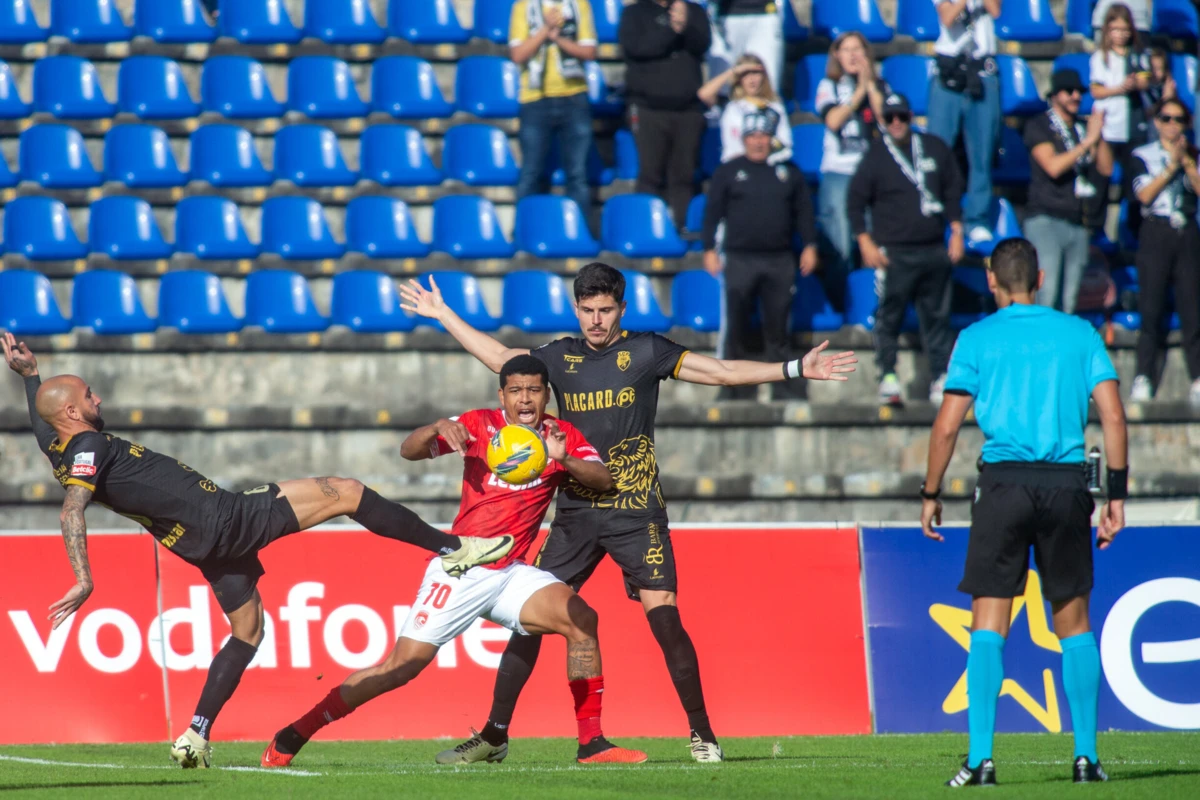 Marco Moreno, ao centro, foi expulso em cima do intervalo (Créditos: Lusa)