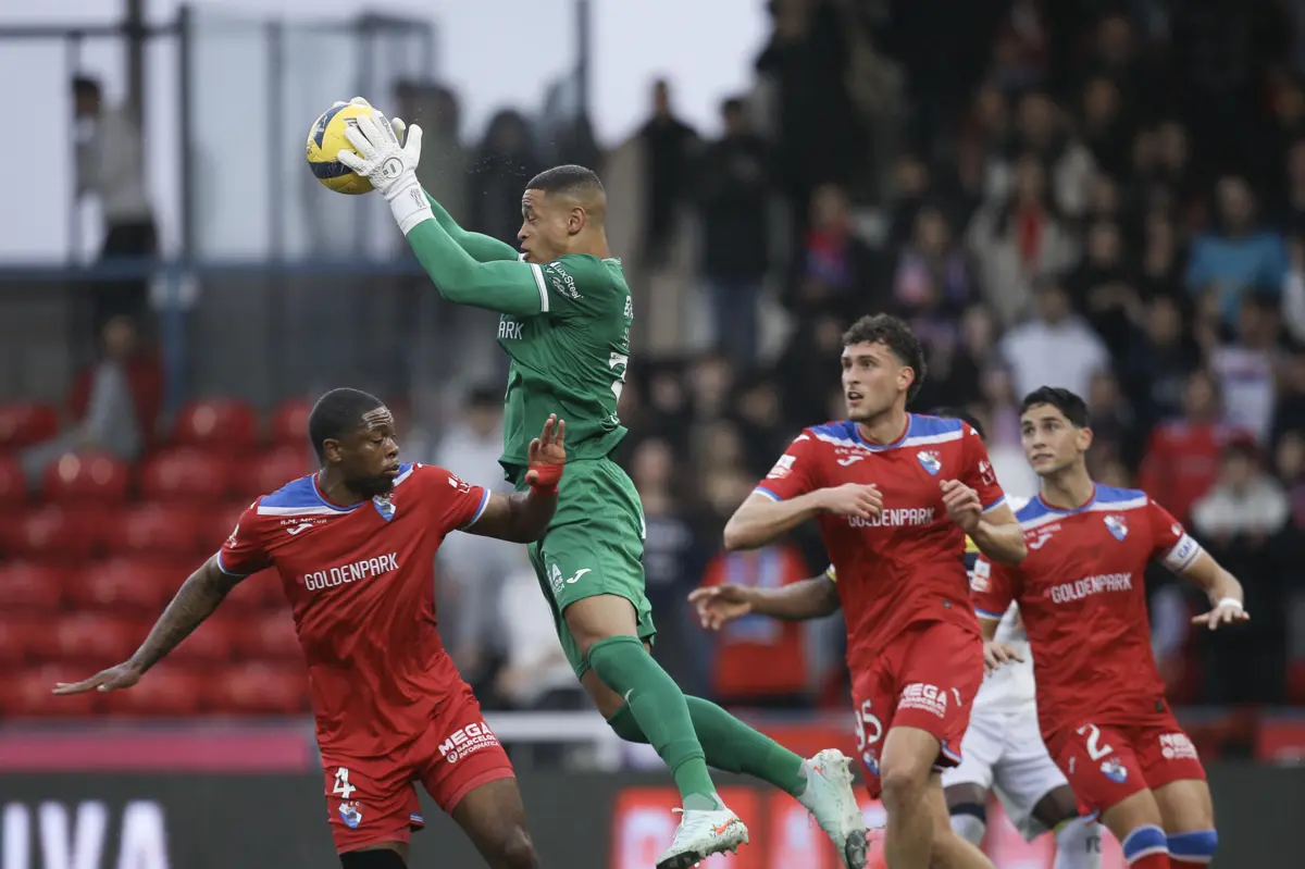 Lucão na baliza do Gil Vicente