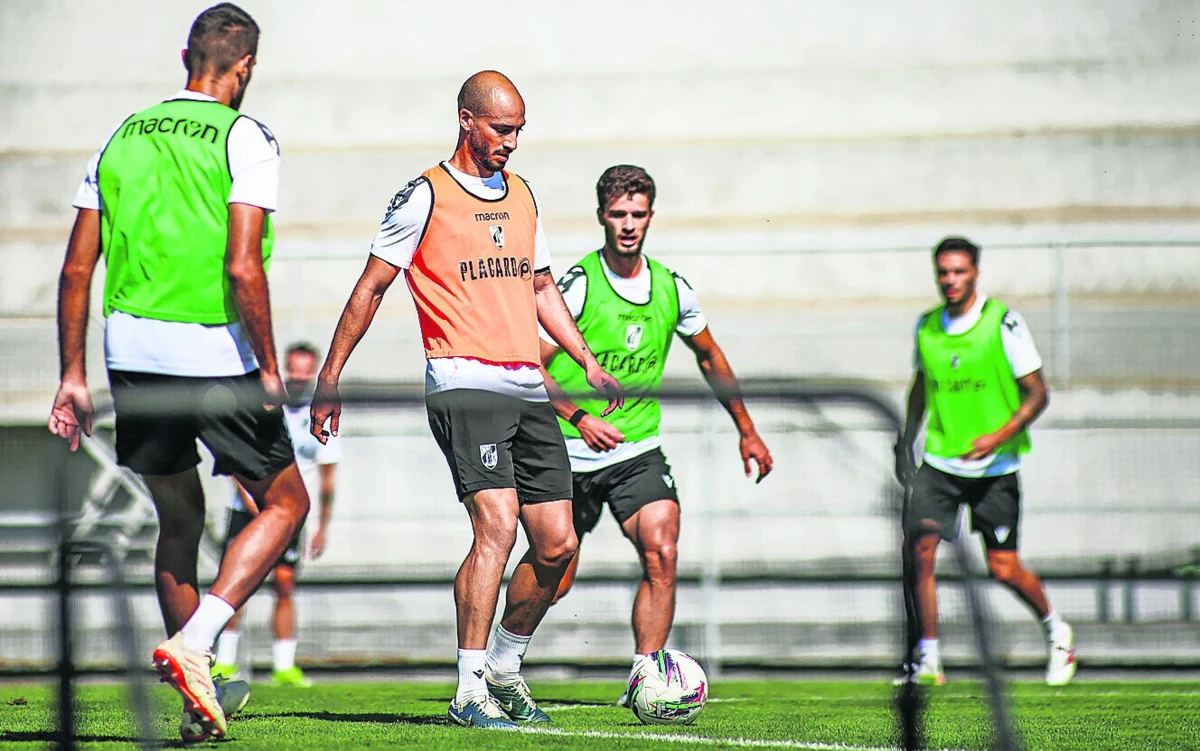 Mikel Villanueva cumpre a terceira época no V. Guimarães, depois de dois anos no Santa Clara (Vitória SC)