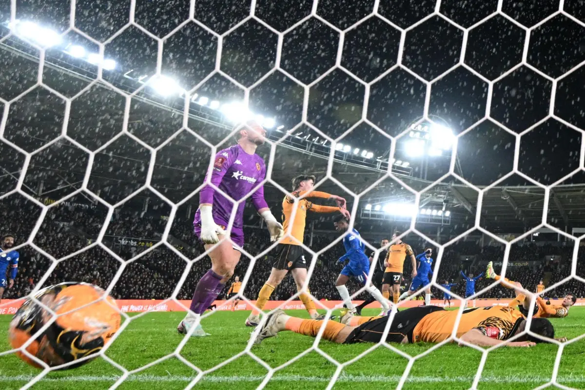 Adeptos do Hull detidos durante o jogo com o Chelsea