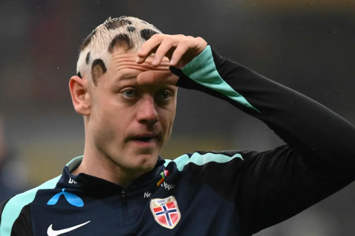 Julian Ryerson com um penteado muito original