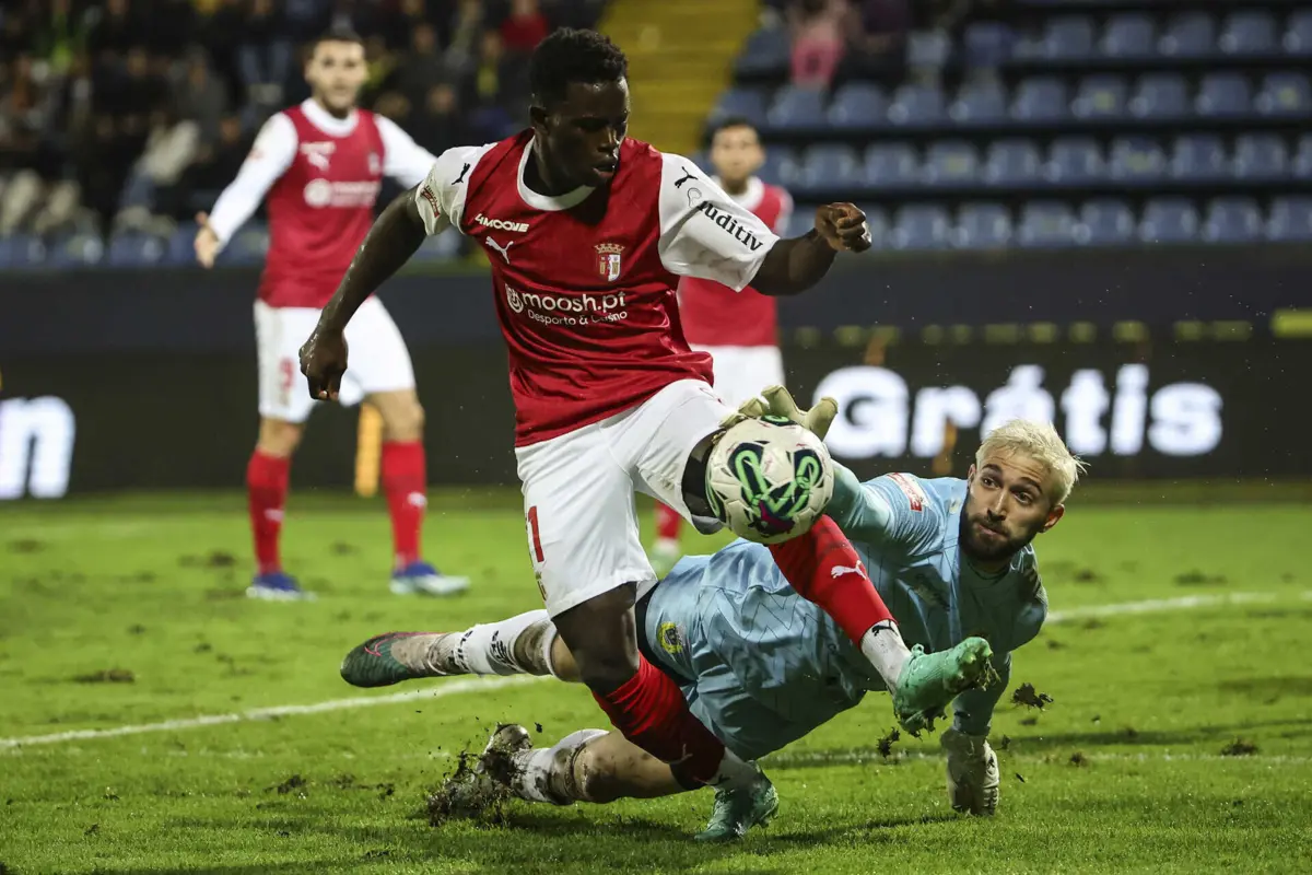 Arruabarrena, guarda-redes do Arouca, à direita (Créditos: Tony Dias/Global Imagens)