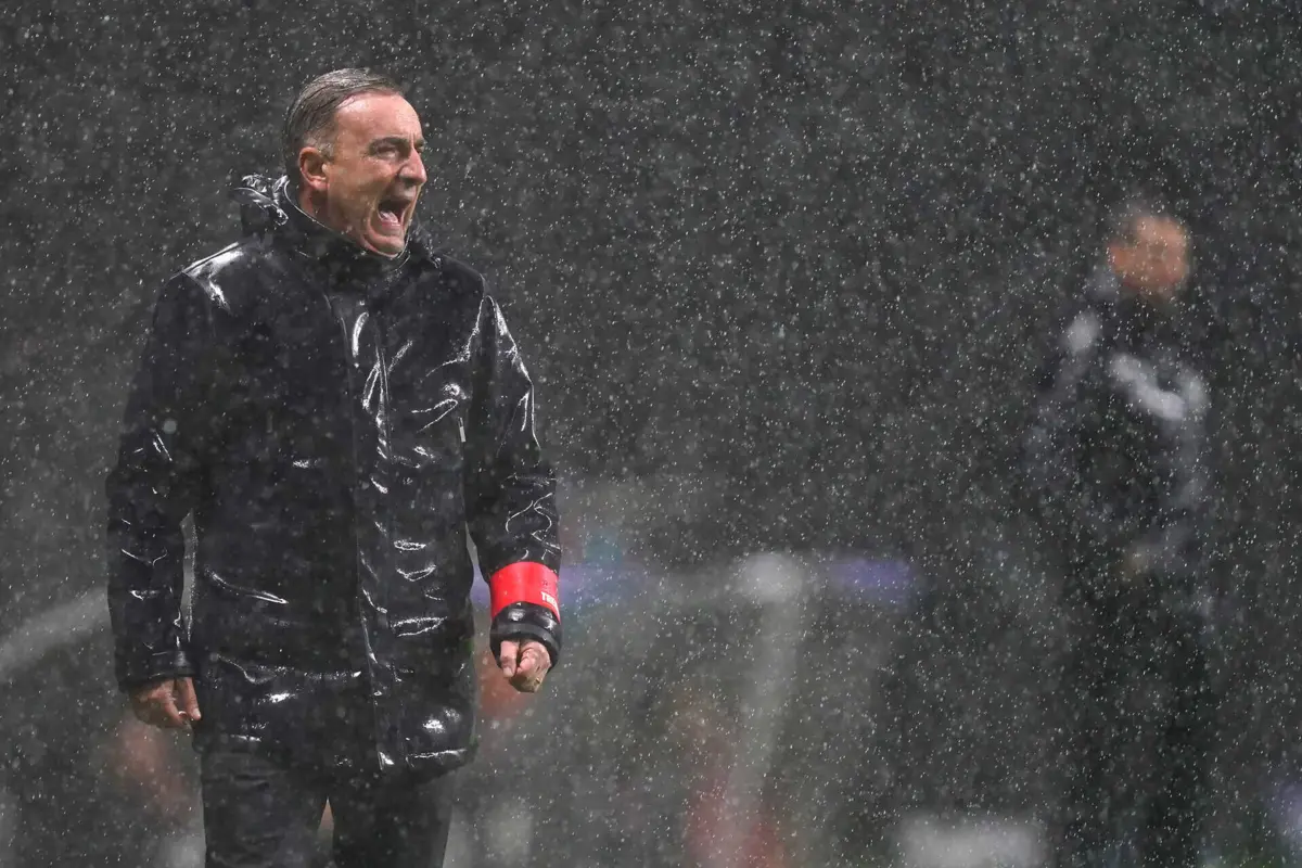 Imagem de contexto do artigo Carvalhal: "Todos os meses votamos em Cristiano Bacci para treinador do mês"