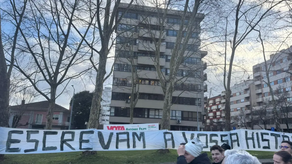 Imagem de contexto do artigo Dezenas de adeptos do Vitória aguardam pela equipa