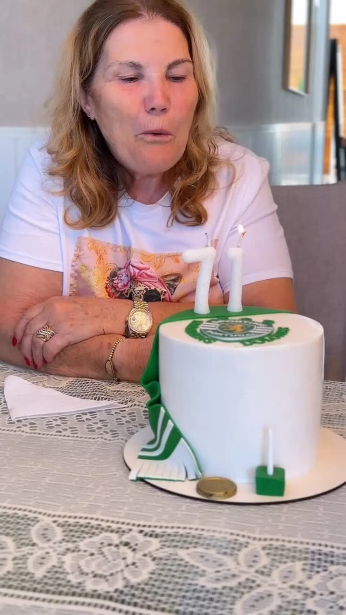 Imagem de contexto do artigo Bolo de aniversário de Dolores Aveiro decorado com o emblema do Sporting