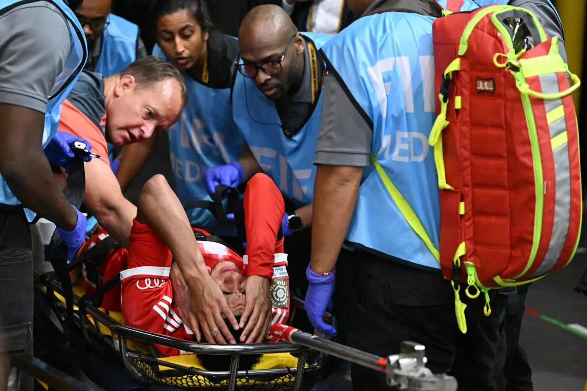 Musiala em desespero na maca (Créditos: AFP)