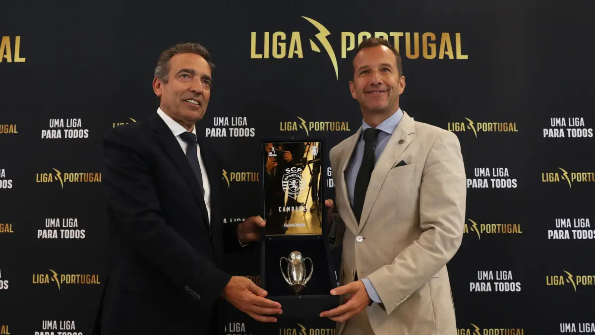 Imagem de contexto do artigo Reinaldo Teixeira entregou miniatura do troféu de campeão a Frederico Varandas