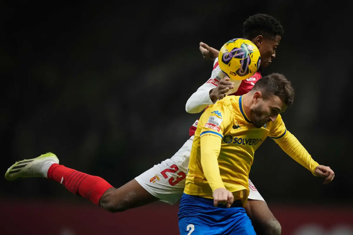 Raúl Parra com a camisola do Estoril (créditos: Gonçalo Delgado/Global Imagens)