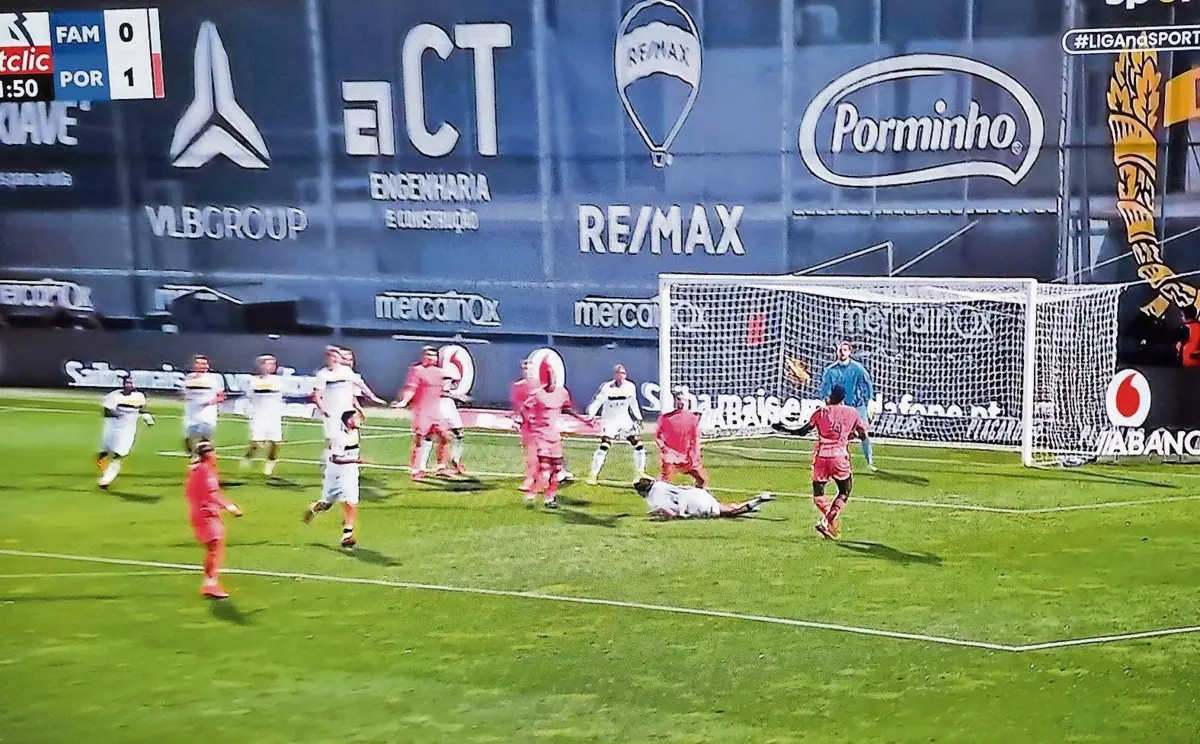 Imagem de contexto do artigo Tribunal O JOGO | Árbitro apita num lance em que Samu marca depois do apito. Houve alguma infração?