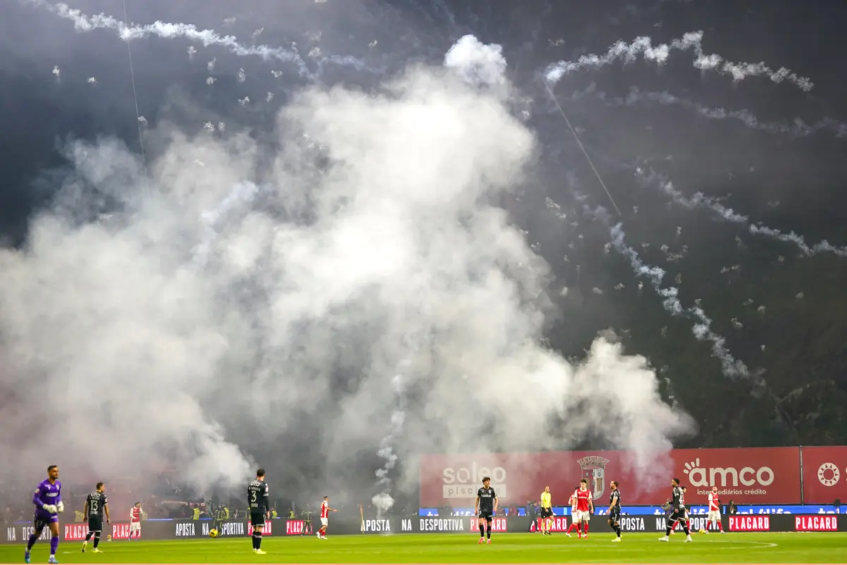 Jogo entre o Sporting de Braga e o Vitória de Guimarães interrompido devido ao lançamento de tochas para o relvado jogo da I Liga de futebol, realizado no Estádio Municipal de Braga, 21 de fevereiro de 2026. HUGO DELGADO/LUSA