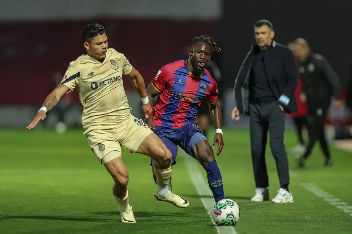 Sylla num duelo com Evanilson, do FC Porto (Créditos: Miguel Pereira/Global Imagens)