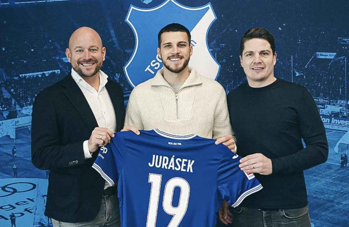Jurásek, ao centro (Créditos: TSG Hoffenheim)