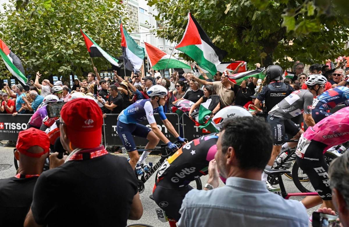 Ciclista da Israel - Premier Tech contestado na Vuelta por manifestantes pró-Palestina