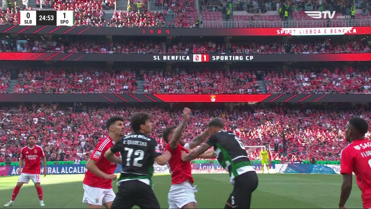 Imagem de contexto do artigo Benfica-Sporting: Otamendi reclama penálti em lance com Debast
