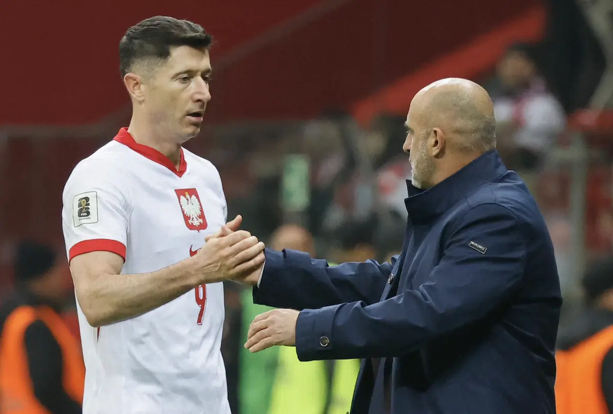 Lewandowski e Probierz (créditos: AFP)