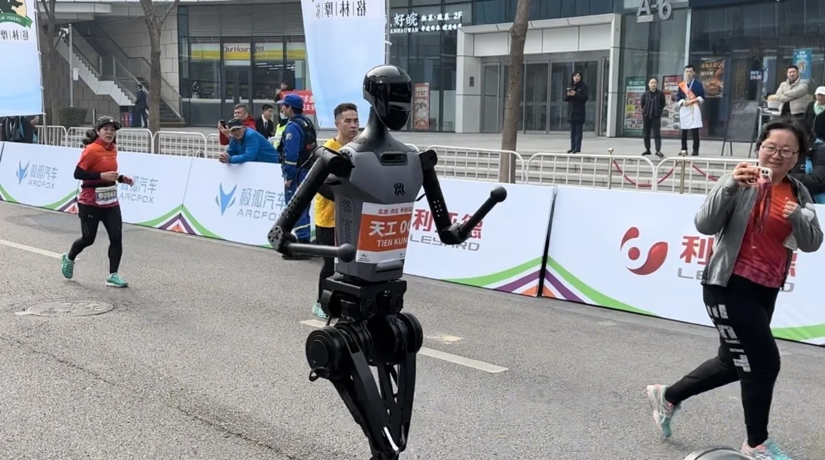 Robôs correm contra humanos em Pequim (créditos: Mano-San/X)