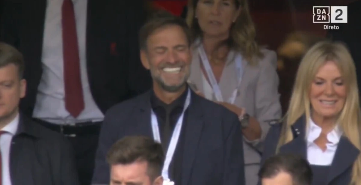 Imagem de contexto do artigo Klopp e Gerrard em Anfield no último "You'll Never Walk Alone" da época