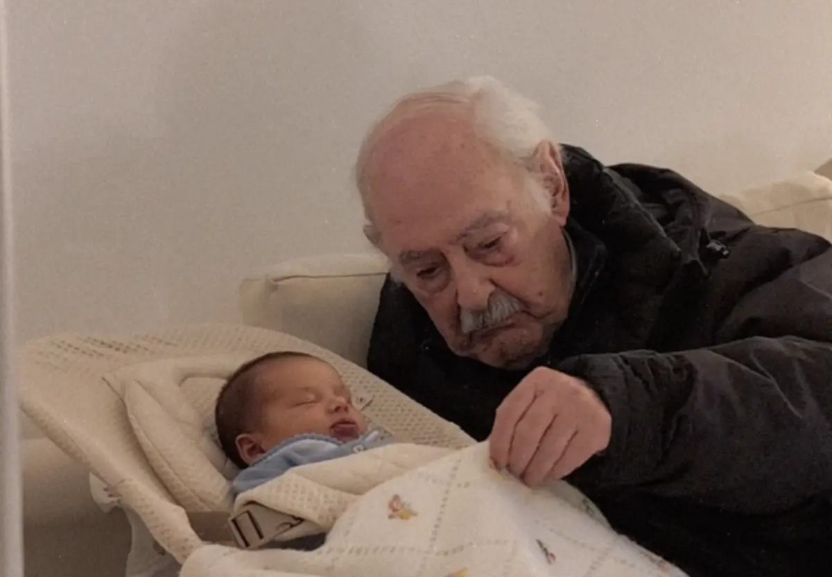 Imagem de contexto do artigo Ruy de Carvalho conheceu o bisneto recém-nascido e este vídeo comovente diz tudo. Ora veja