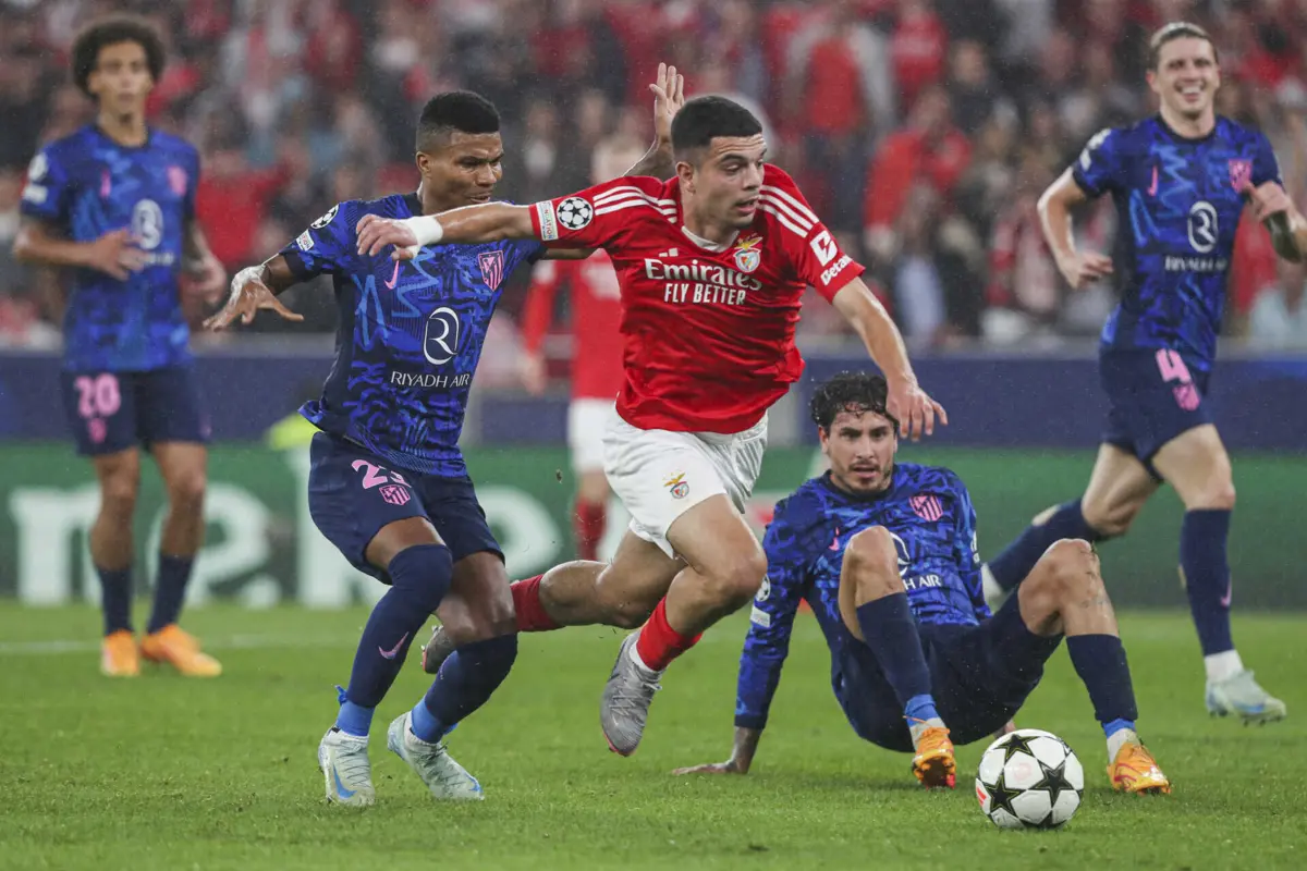 Zeki Amdouni entre jogadores do Atlético de Madrid (Créditos: Pedro Rocha)