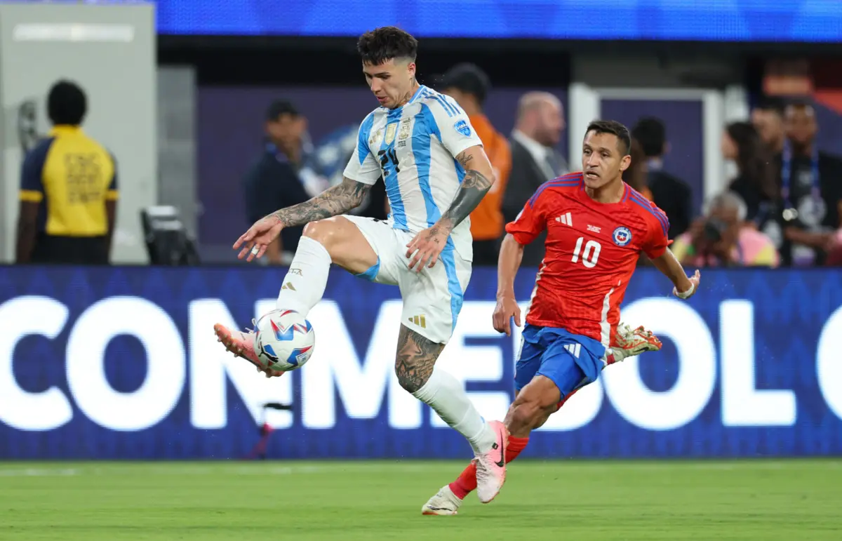 Enzo Fernández e Alexis Sánchez na Copa América (CHARLY TRIBALLEAU/AFP)