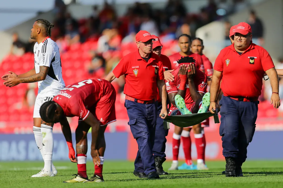 Mory Gbane saiu destroçado do último jogo (Créditos: LUSA)