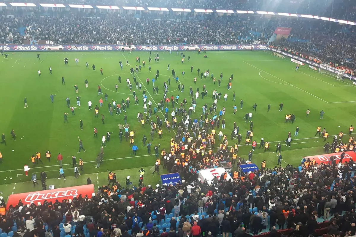 Desacatos ocorridos no final do jogo entre Trabzonspor e Fenerbahçe