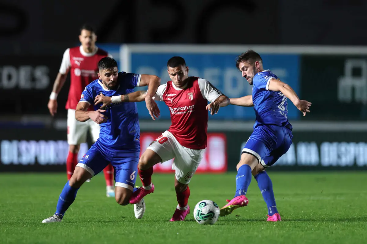 Rony Lopes entre dois adversários