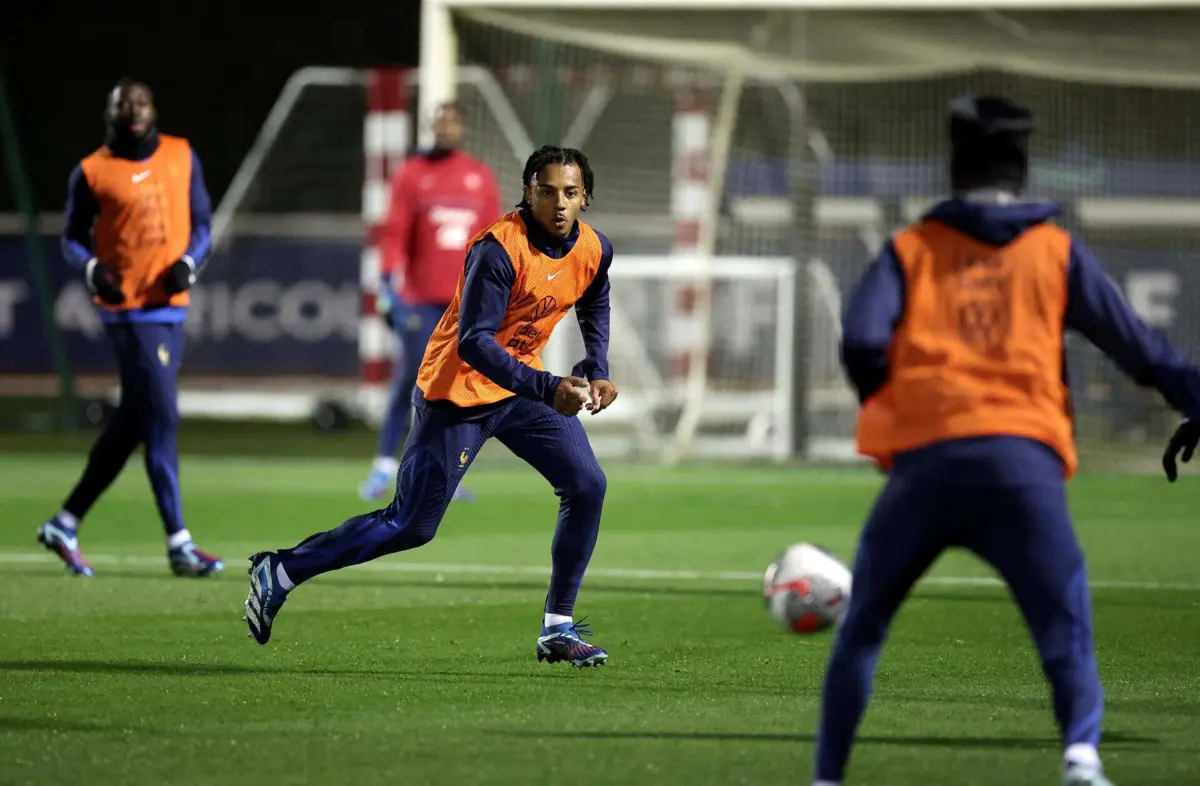 Jules Koundé num treino da seleção francesa (Créditos: FRANCK FIFE / AFP)