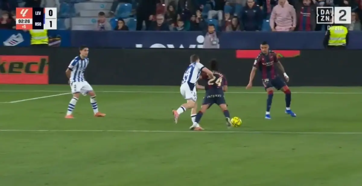 Imagem de contexto do artigo Estreia para esquecer: sai do banco e comete penálti 30 segundos depois