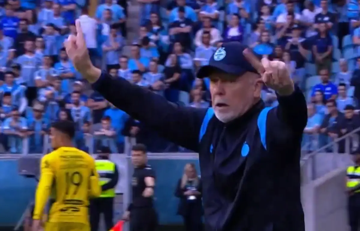 Imagem de contexto do artigo Mano Menezes irritado por substituição errada no Grémio-Mirassol: veja o vídeo