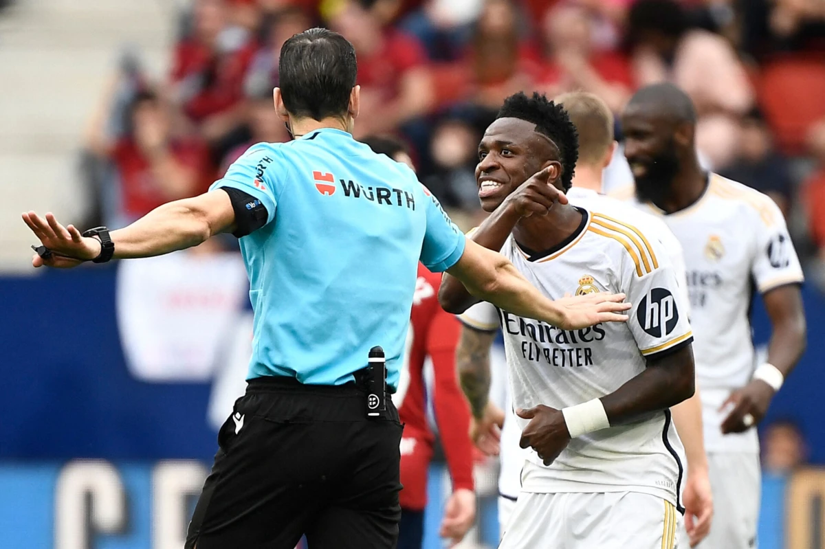 Vinícius e Martínez Munuera ( ANDER GILLENEA AFP)