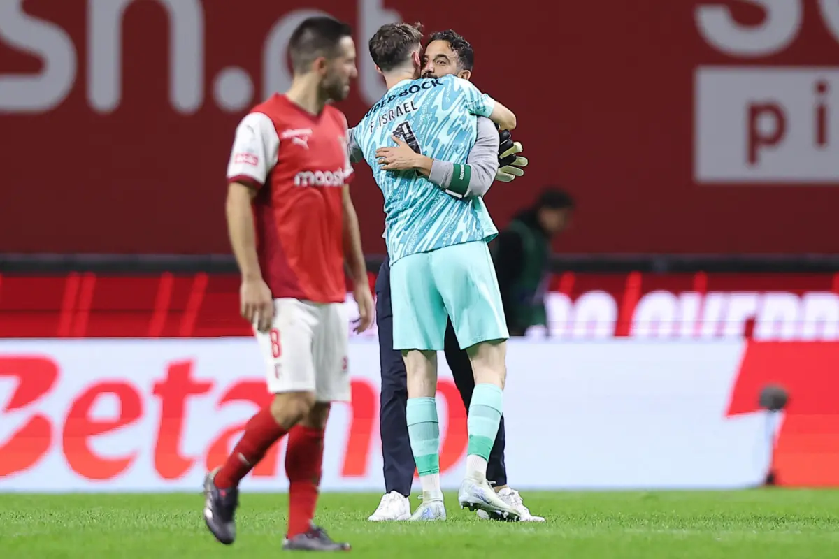 Rúben Amorim num abraço a Franco Israel (Créditos: Miguel Pereira/Global Imagens)