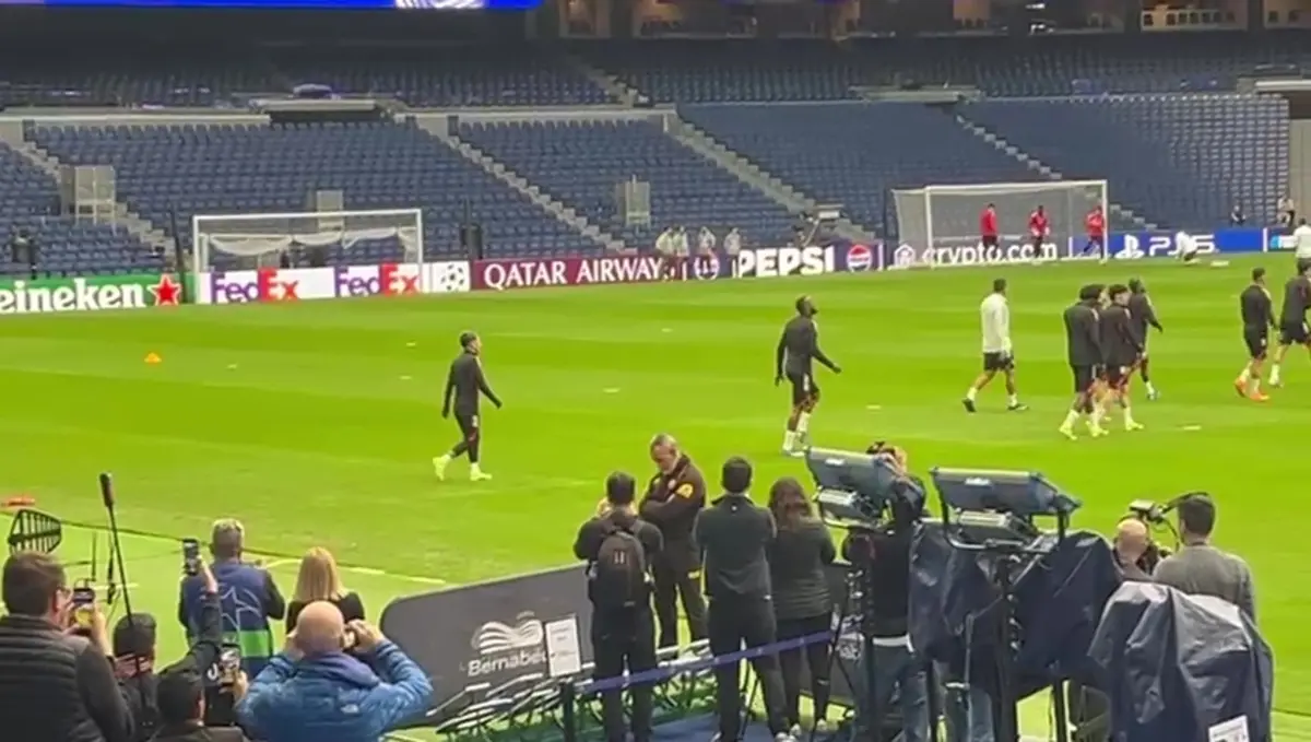Imagem de contexto do artigo Veja aqui o momento da entrada de Prestianni no Bernabéu para o treino do Benfica