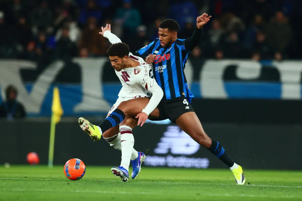 Che Adams e Isak Hien (da esquerda para a direita) no jogo do Atalanta contra o Torino