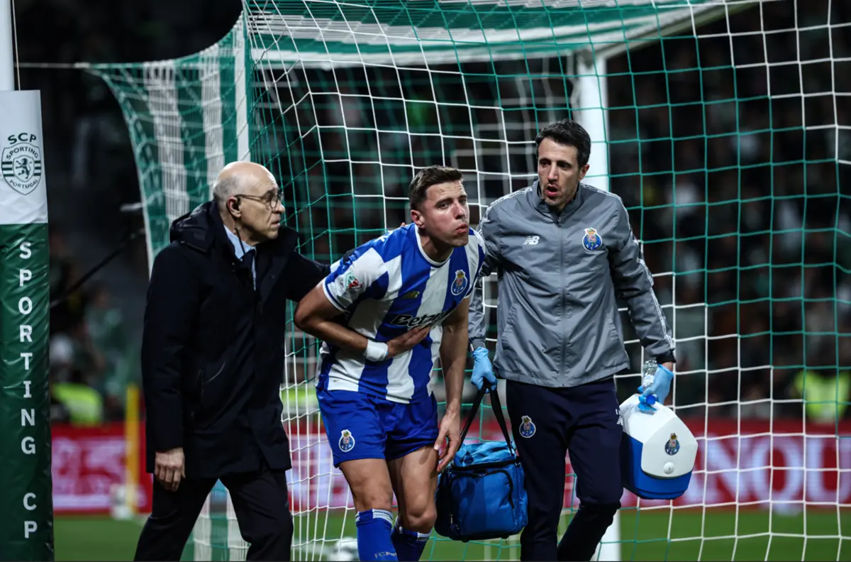 Bednarek saiu lesionado ainda na primeira parte