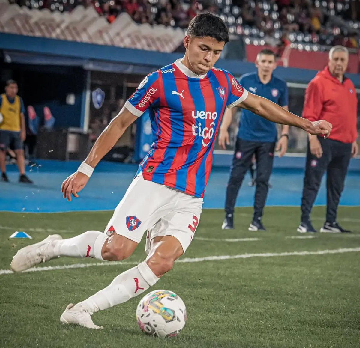 Alan Núñez joga no Cerro Porteño (créditos: Ana Nuñez/Instagram)