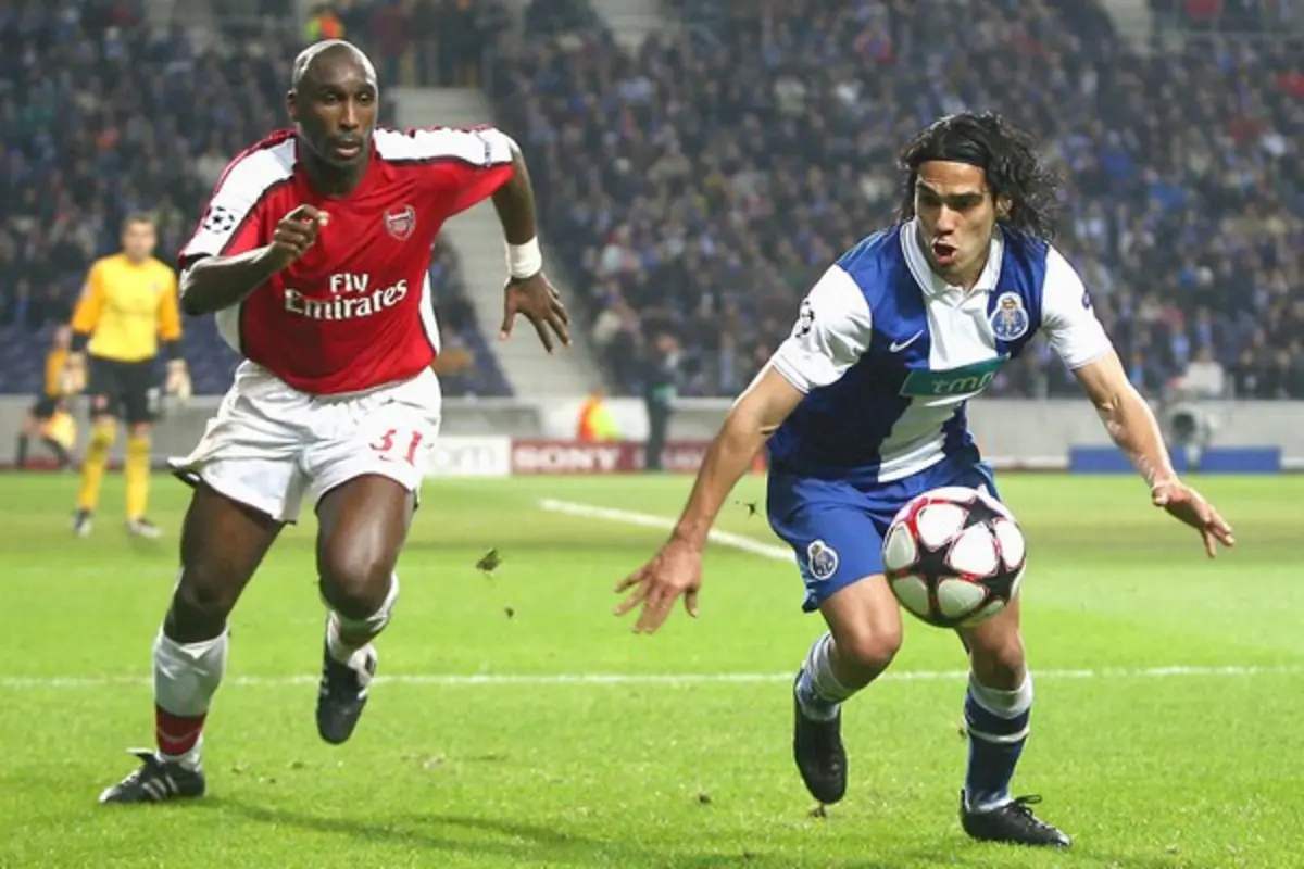 Campbell e Falcão num FC Porto-Arsenal
