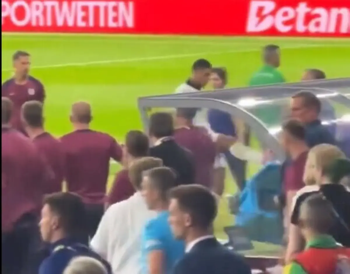 Bellingham chuta geleira (créditos: X/Reprodução)