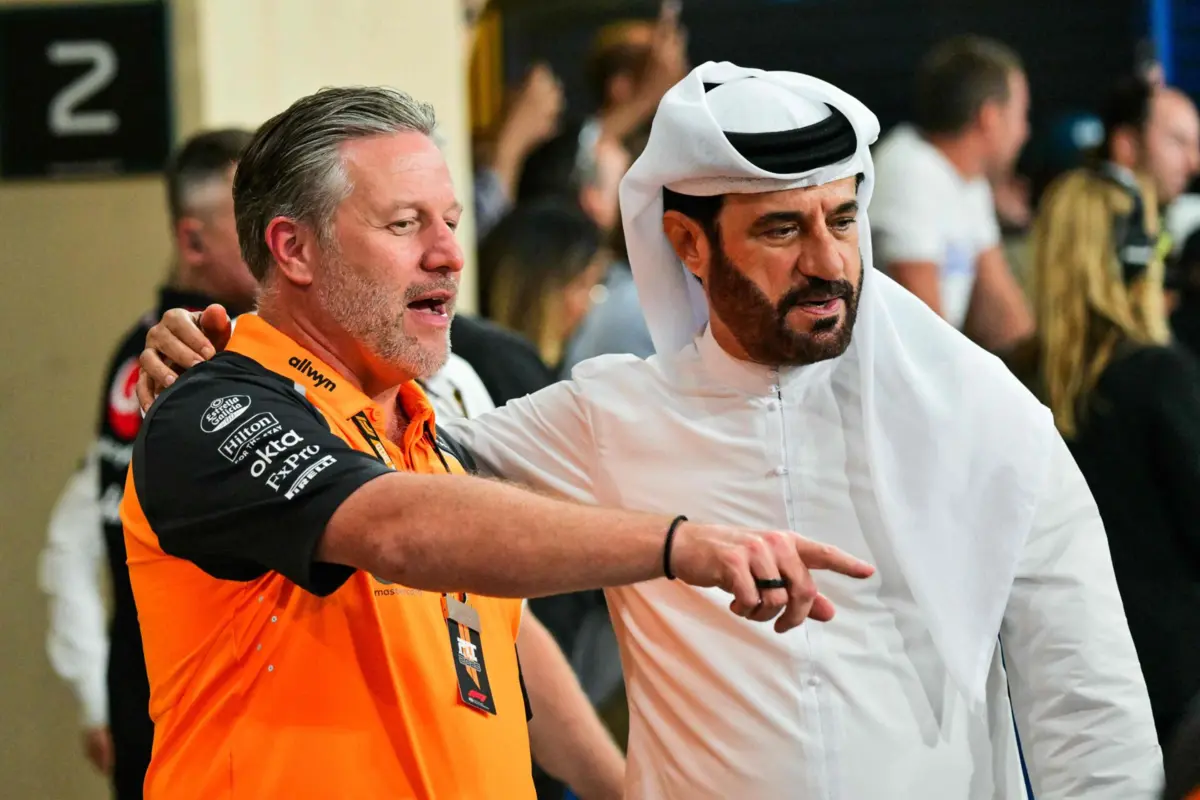 Mohammed Ben Sulayem, à direita, em conversa com Zak Brown