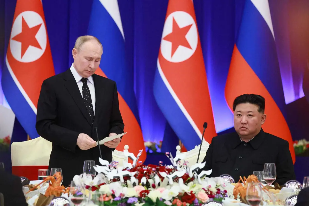 O Presidente russo, Vladimir Putin, com Kim Jong Un, líder da Coreia da Norte (créditos: Vladimir Smirnov / POOL / AFP)