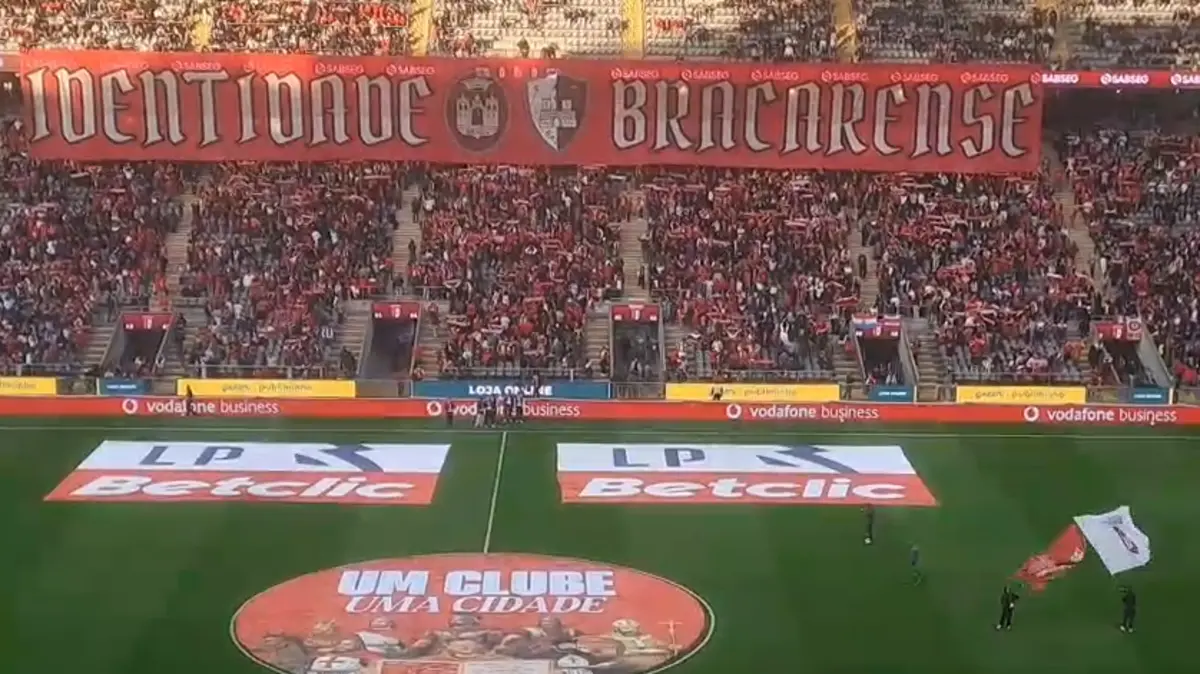 Imagem de contexto do artigo "Identidade bracarense": a tarja exibida pelos adeptos do Braga antes do jogo com o Sporting