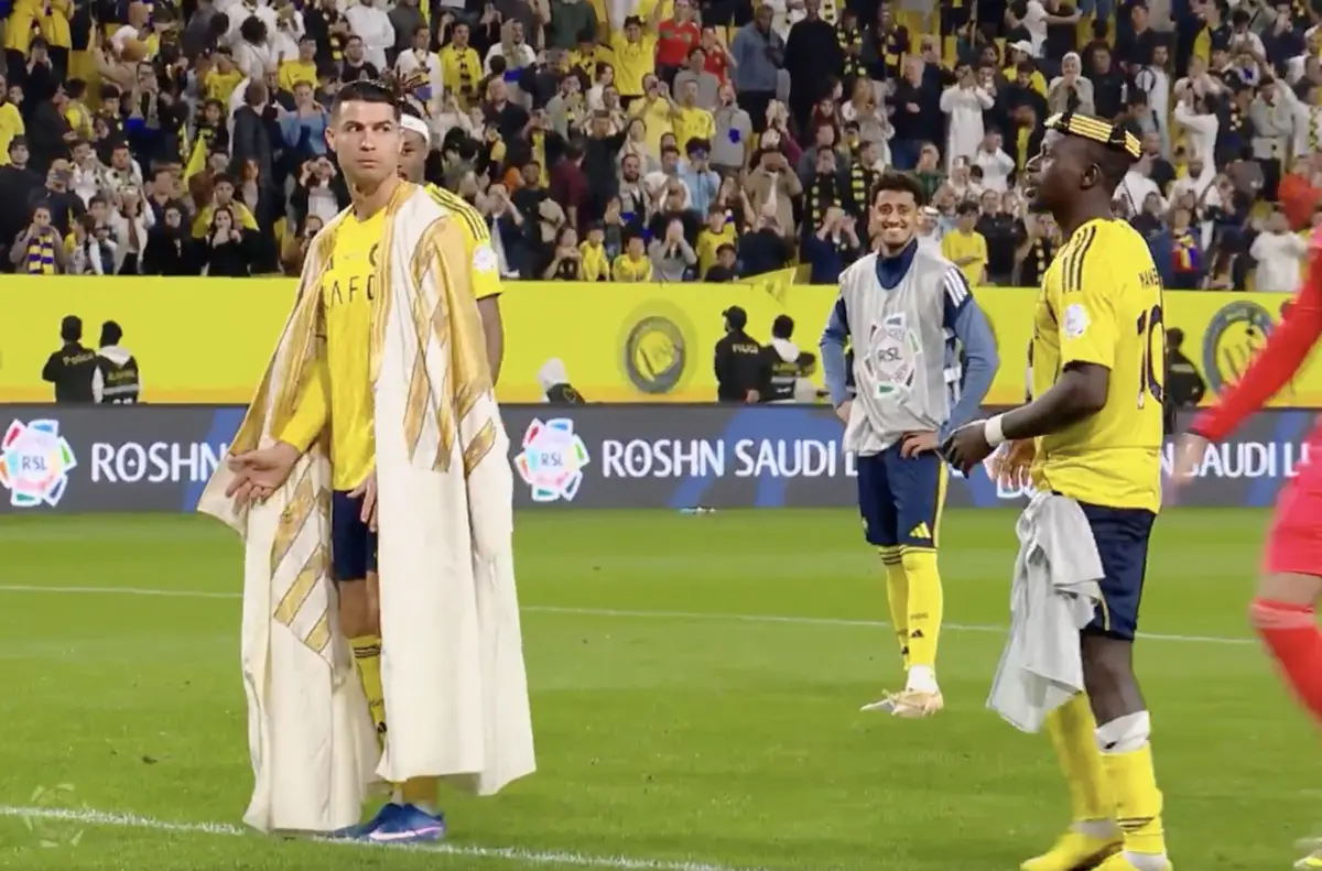Imagem de contexto do artigo Cristiano Ronaldo vestiu "bisht" saudita para festejar com os adeptos