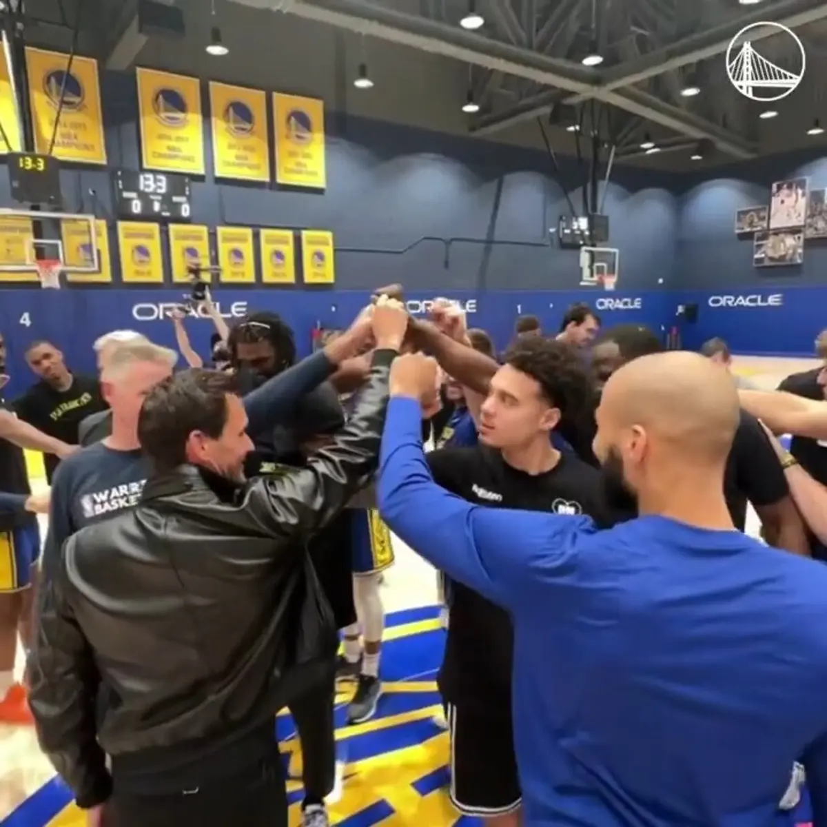 Imagem de contexto do artigo Federer esteve com o plantel dos Warriors e saiu-se bem a lançar ao cesto: ora veja