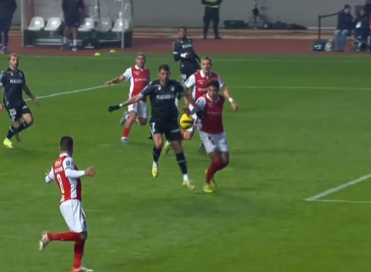 Imagem de contexto do artigo Tribunal O JOGO | Penálti por mão de Vítor Carvalho na área foi bem assinalado?